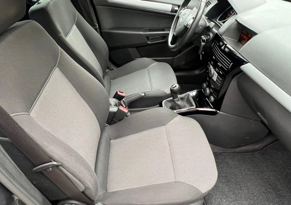 Opel Astra cena 17999 przebieg: 202194, rok produkcji 2010 z Warka małe 781